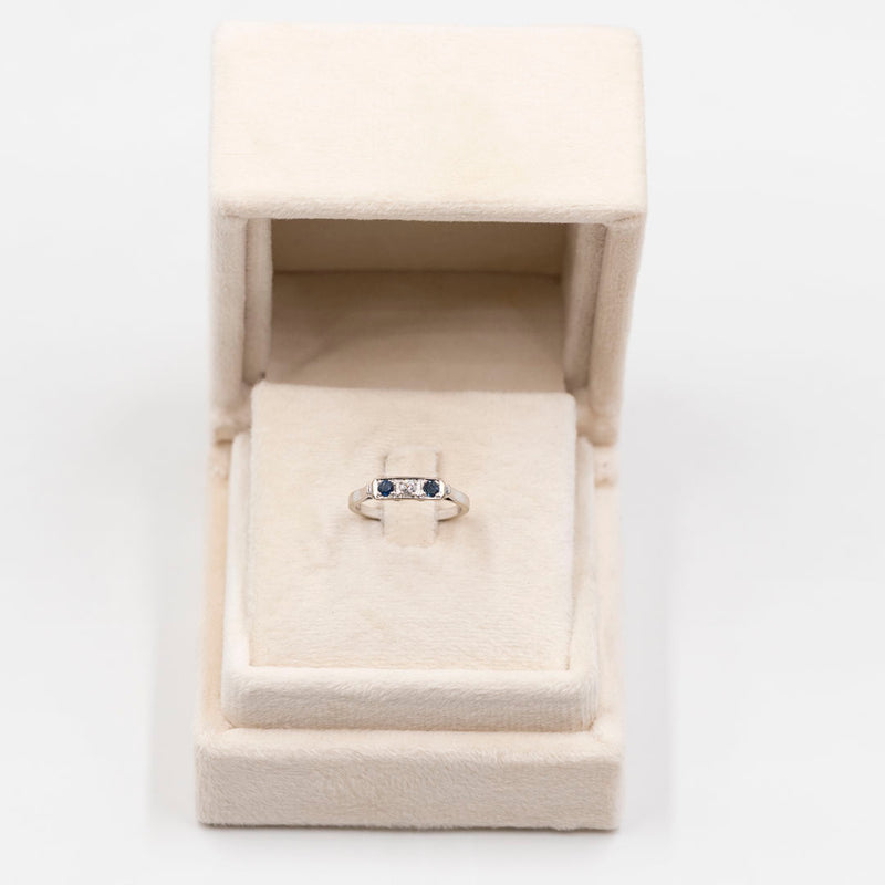 Anello Art Déco in oro bianco 14k con diamante e zaffiri, anni '30