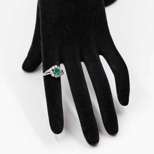 Anello vintage in oro bianco 18k con smeraldo (0,40ct) e diamanti (0,60ctw), anni '70