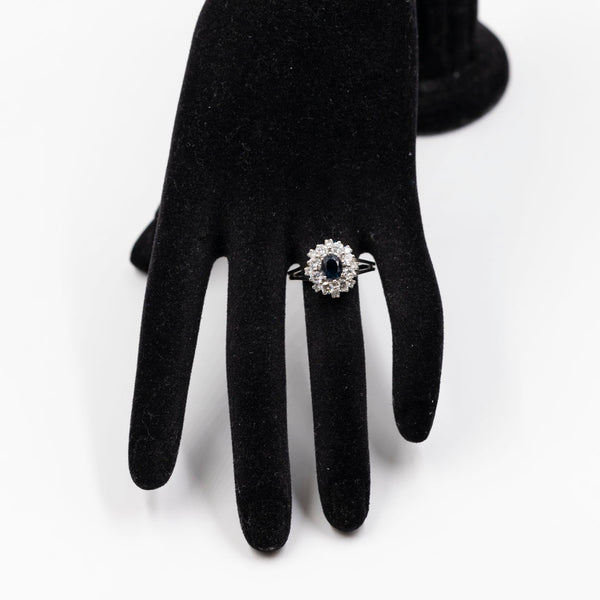 Anello vintage a margherita in oro bianco 18k con zaffiro (1,30ct) e diamanti (1,30ctw), anni '70
