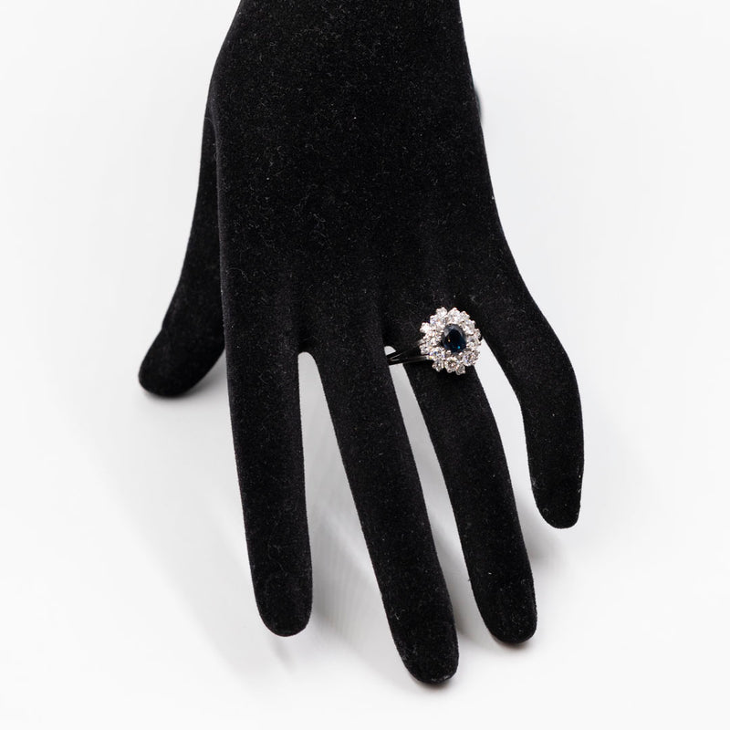 Anello vintage a margherita in oro bianco 18k con zaffiro (1,30ct) e diamanti (1,30ctw), anni '70