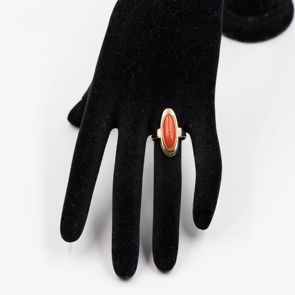 Anello vintage in oro giallo 8k con corallo rosso