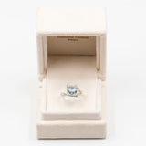 Anillo vintage "bypass" en oto blanco de 9k con topacio azul y diamantes