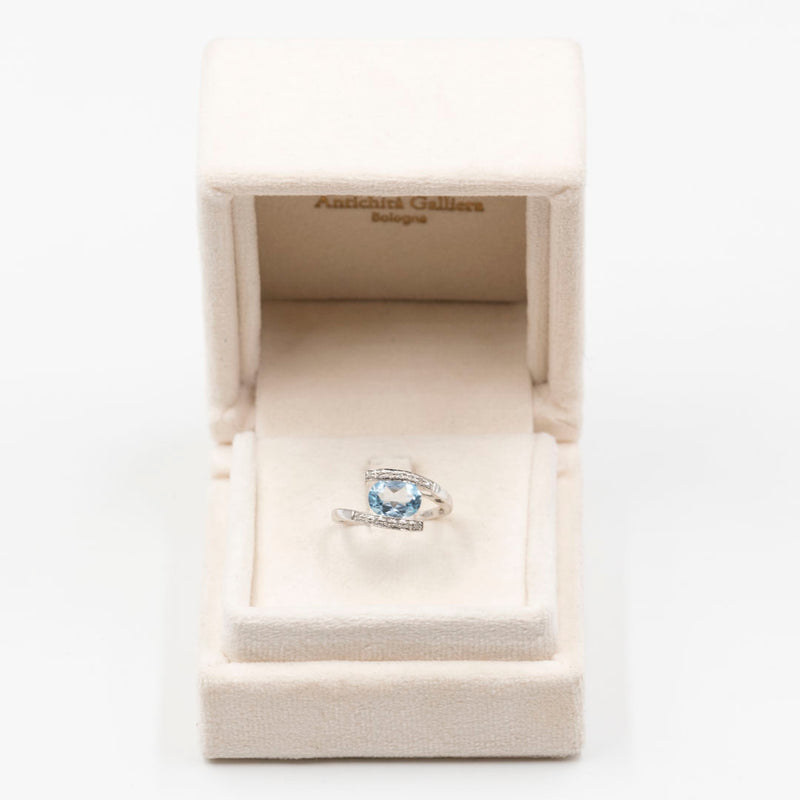 Anello vintage "bypass" in oto bianco 9k con topazio azzurro e diamanti