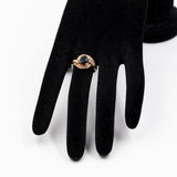 ANELLO TOURBILLON VINTAGE IN ORO GIALLO 14K CON ZAFFIRO (1.20CT CA.) E DIAMANTI (0.29CTW CA.), ANNI ‘80