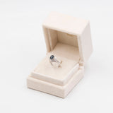 ANELLO A BALLERINA VINTAGE IN PLATINO CON ZAFFIRO (1.36CT) E DIAMANTI (0.48CTW)