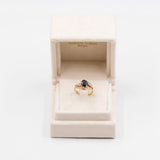 ANELLO TOURBILLON VINTAGE IN ORO GIALLO 14K CON ZAFFIRO (1.20CT CA.) E DIAMANTI (0.29CTW CA.), ANNI ‘80