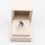 Anel vintage em ouro branco 14k com diamantes (0,80 ct) e safiras lapidadas em marquise (0,70 ct), década de 60