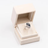 Anel vintage em ouro branco 14k com diamantes (0,80 ct) e safiras lapidadas em marquise (0,70 ct), década de 60