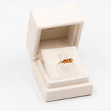 Anello trilogy in oro giallo 9k con granati arancioni (1,12ctw) e diamanti