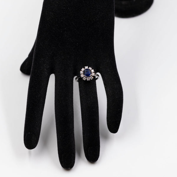 Anello vintage a margherita in oro bianco 18k con zaffiro (1,50ct) e diamanti (0,50ctw), anni '70