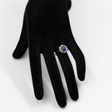 Anello vintage a margherita in oro bianco 18k con zaffiro (1,50ct) e diamanti (0,50ctw), anni '70