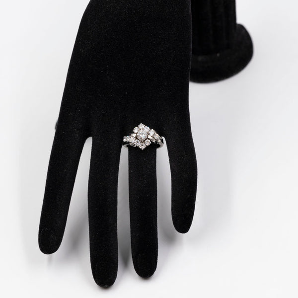Anello vintage in oro bianco 14k con diamante centrale di 0,45ct e diamanti di contorno (1,20ctw), anni '70