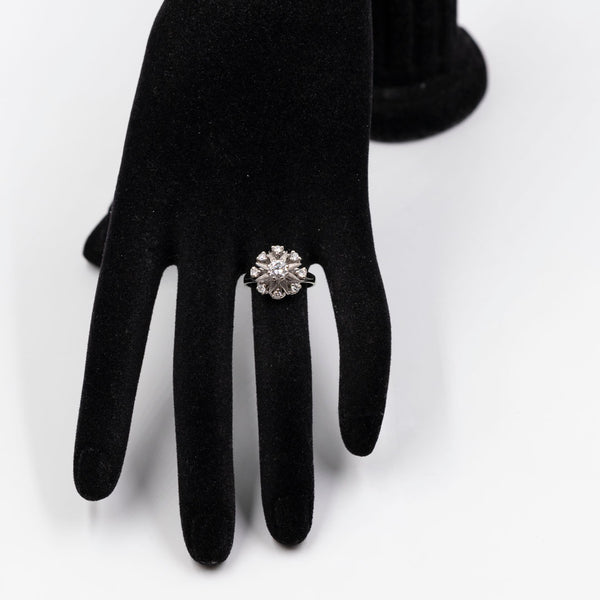 Anello vintage in oro bianco 14k con diamante centrale di 0,50ct e contorno di diamanti (0,24ctw), anni '70