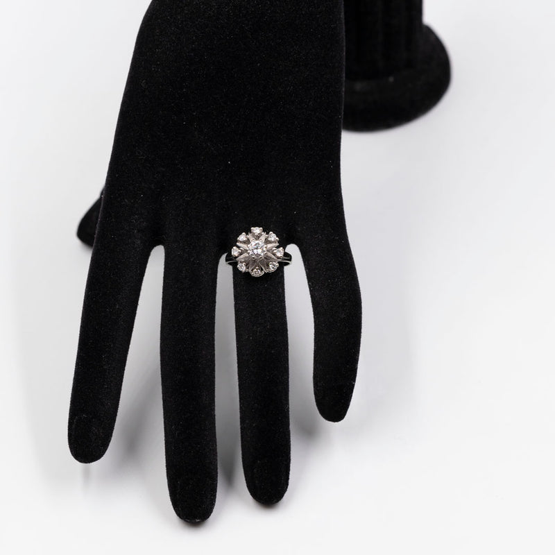 Anello vintage in oro bianco 14k con diamante centrale di 0,50ct e contorno di diamanti (0,24ctw), anni '70