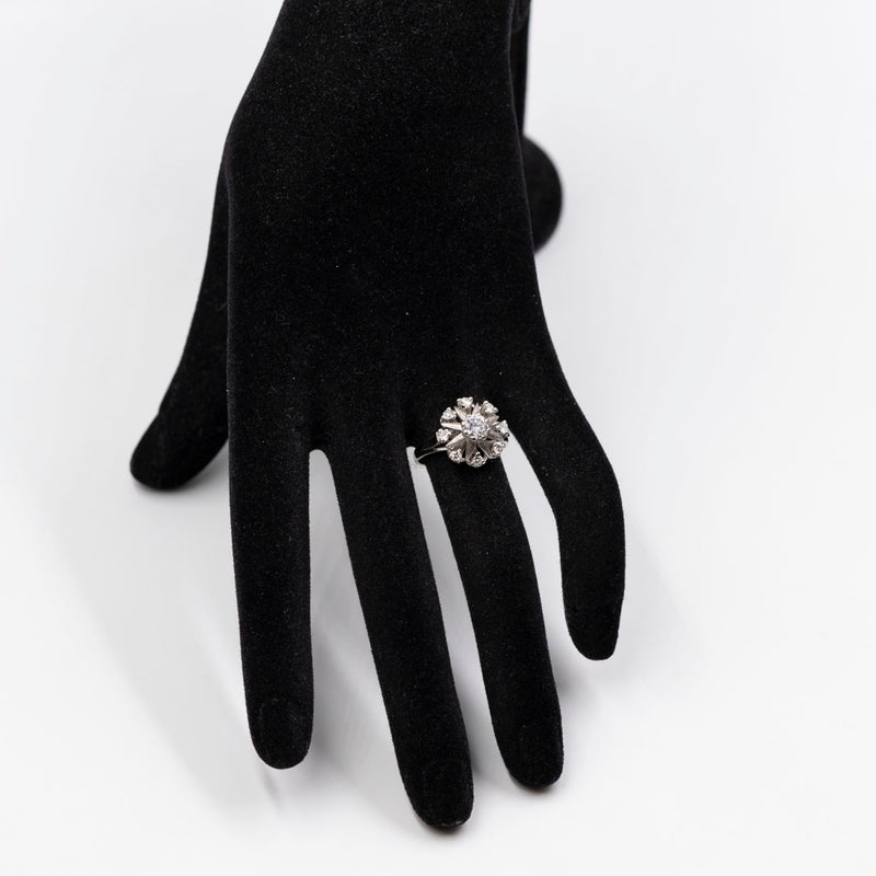 Anello vintage in oro bianco 14k con diamante centrale di 0,50ct e contorno di diamanti (0,24ctw), anni '70