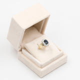 Anello vintage a margherita in oro giallo e bianco 14k con zaffiro (1,50ct) e diamanti (0,70ctw), anni '70