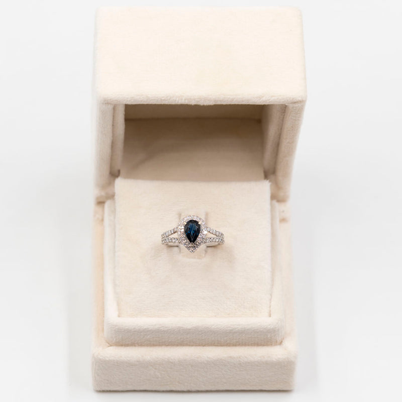 Anello vintage in oro bianco 18k con zaffiro a goccia (1ct) e diamanti (0,70ctw)