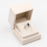 Anello vintage in oro bianco 18k con zaffiro a goccia (1ct) e diamanti (0,70ctw)