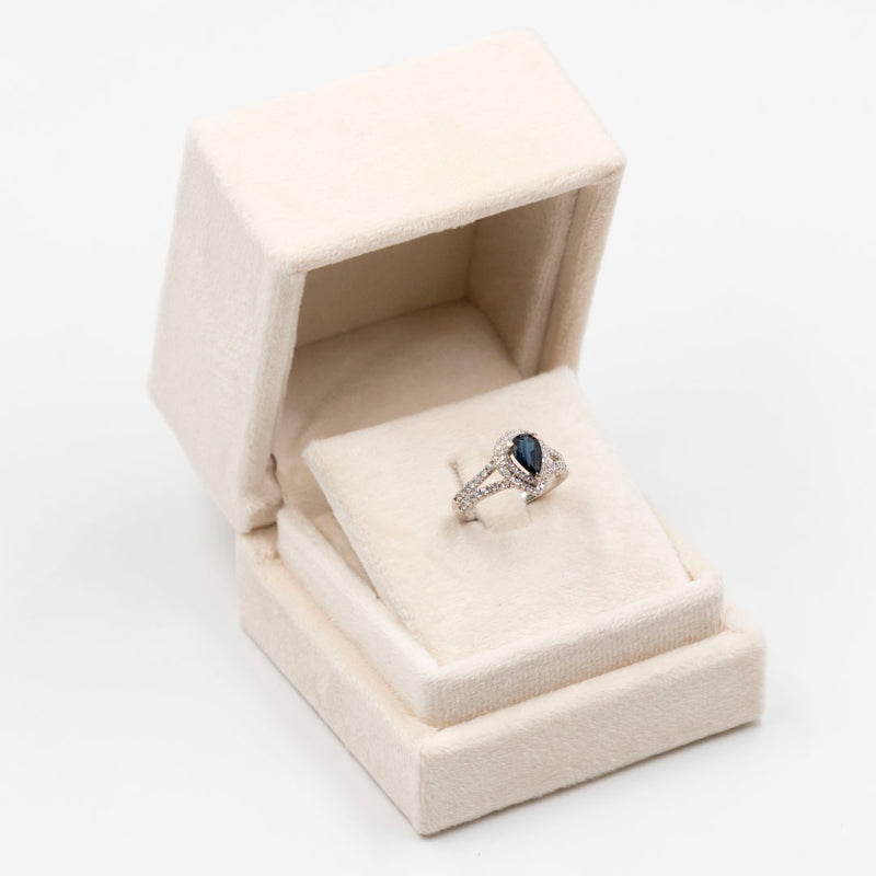 Anello vintage in oro bianco 18k con zaffiro a goccia (1ct) e diamanti (0,70ctw)