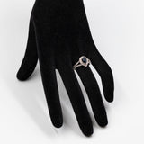 Anello vintage in oro bianco 18k con zaffiro a goccia (1ct) e diamanti (0,70ctw)