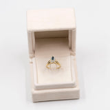 Vintage „V“-Ring aus 14 Karat Gelbgold mit Marquise-Saphir und Diamanten, 70er Jahre