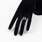 Bague marguerite vintage en or blanc 14 carats avec saphir (environ 0.70 ct) et diamants (environ 0.32 ct), années 70