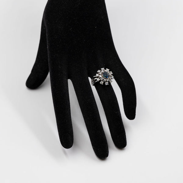 Anello vintage a margherita in oro bianco 14k con zaffiro (0,60ct) e diamanti (1ctw), anni '70