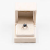 Bague marguerite vintage en or blanc 14 carats avec saphir (environ 0.70 ct) et diamants (environ 0.32 ct), années 70