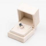 Bague marguerite vintage en or blanc 14 carats avec saphir (environ 0.70 ct) et diamants (environ 0.32 ct), années 70