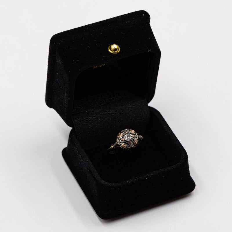 Anello solitario antico in oro tricolore 18K con diamante di taglio vecchio (0.15ct ca.), anni '40