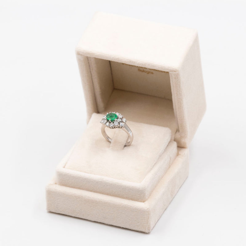 Anello vintage in oro bianco 18k con smeraldo (0,68ct) e diamanti (0,89ctw), anni '70
