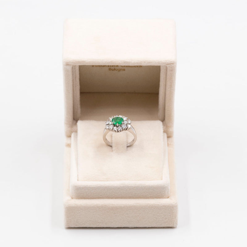 Anello vintage in oro bianco 18k con smeraldo (0,68ct) e diamanti (0,89ctw), anni '70