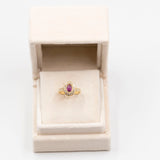 Anello vintage a margherita in oro giallo 18k con rubino cabochon (0.90ct) e diamanti (0.45ctw)