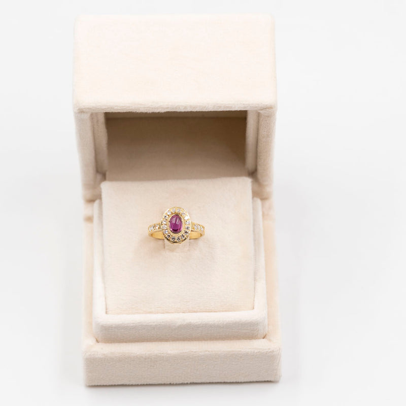 Anello vintage a margherita in oro giallo 18k con rubino cabochon (0.90ct) e diamanti (0.45ctw)