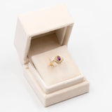 Anello vintage a margherita in oro giallo 18k con rubino cabochon (0.90ct) e diamanti (0.45ctw)