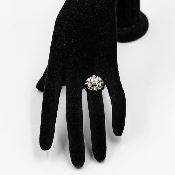 Anello vintage a fiore in oro bianco 14k con diamante centrale di 0,80ct e diamanti di contorno (0,36ctw), anni '70