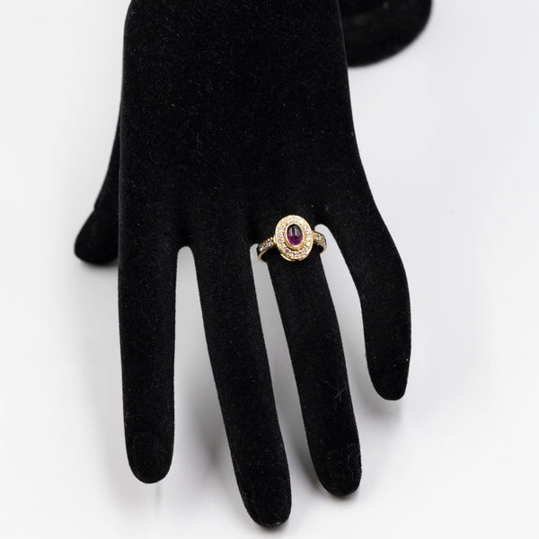 Anello vintage a margherita in oro giallo 18k con rubino cabochon (0.90ct) e diamanti (0.45ctw)