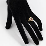 Anello vintage a margherita in oro giallo 18k con rubino cabochon (0.90ct) e diamanti (0.45ctw)