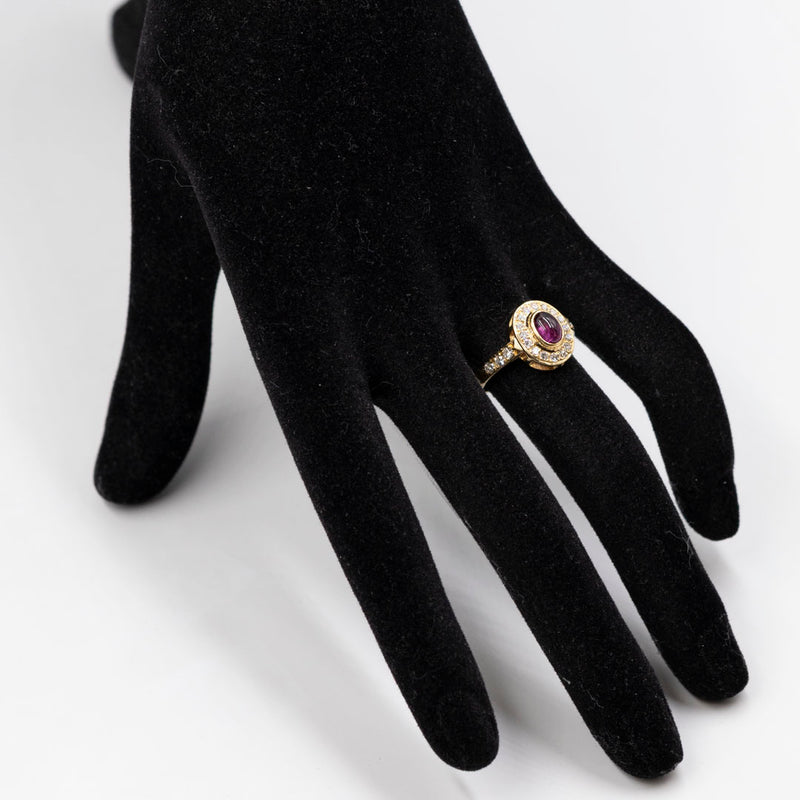 Anello vintage a margherita in oro giallo 18k con rubino cabochon (0.90ct) e diamanti (0.45ctw)