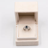 Vintage-Ring aus 14-karätigem Weißgold mit Saphir (0,70 ct) und Diamanten (0,10 ctw), 60er Jahre