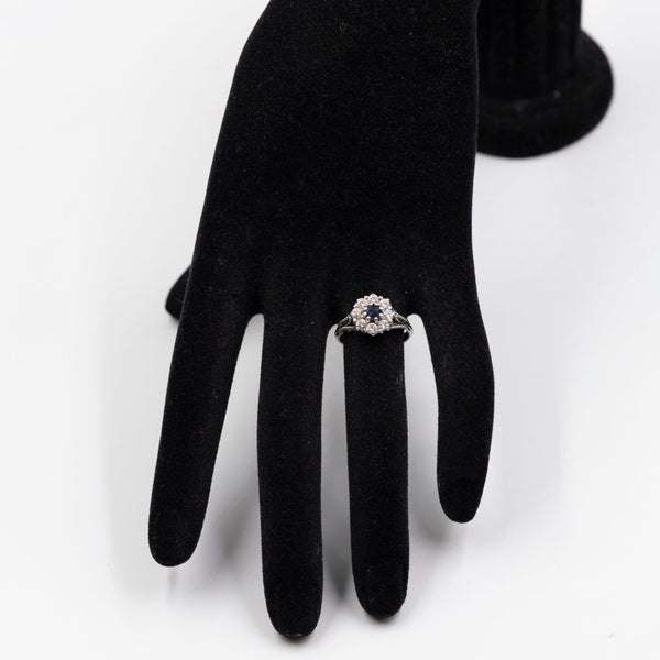 Anello vintage in oro bianco 18k con zaffiro (0,25ct) e diamanti (0,64ctw), anni '60