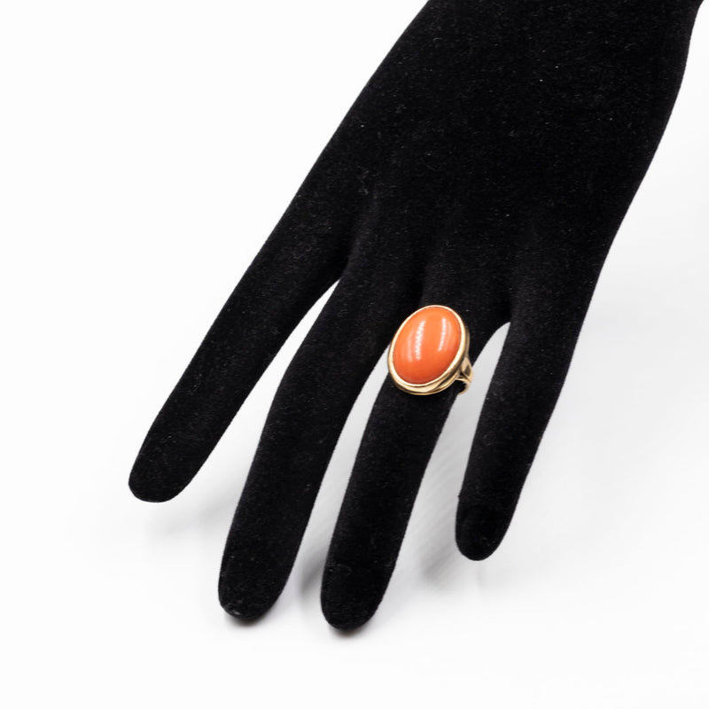 Anello vintage in oro giallo 18k con corallo, anni '60