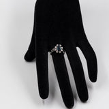 Anello vintage a margherita in oro bianco 14k con zaffiro (1,40ct) e diamanti (0,48ctw), anni '70
