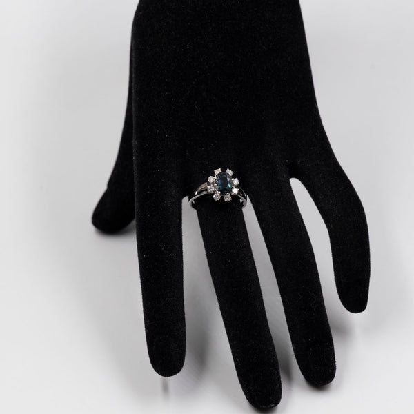 Anello vintage a margherita in oro bianco 14k con zaffiro (1,40ct) e diamanti (0,48ctw), anni '70