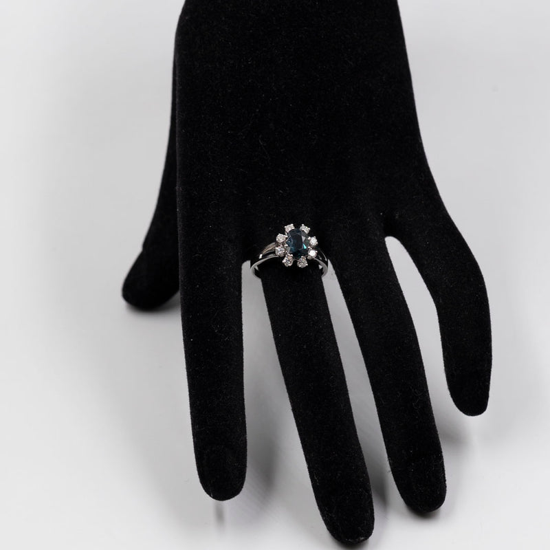 Anello vintage a margherita in oro bianco 14k con zaffiro (1,40ct) e diamanti (0,48ctw), anni '70