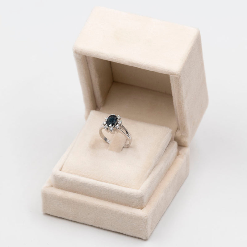 Anello vintage a margherita in oro bianco 14k con zaffiro (1,40ct) e diamanti (0,48ctw), anni '70