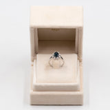 Anello vintage a margherita in oro bianco 14k con zaffiro (1,40ct) e diamanti (0,48ctw), anni '70