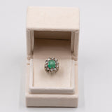 Vintage-Gänseblümchenring aus 18 Karat Weißgold mit Cabochon-Smaragd (3.60 ct) und Diamanten (0.60 ct), 60er Jahre