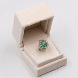Vintage-Gänseblümchenring aus 18 Karat Weißgold mit Cabochon-Smaragd (3.60 ct) und Diamanten (0.60 ct), 60er Jahre