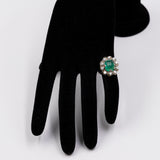 Vintage-Gänseblümchenring aus 18 Karat Weißgold mit Cabochon-Smaragd (3.60 ct) und Diamanten (0.60 ct), 60er Jahre